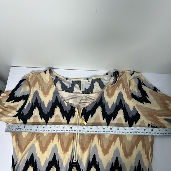 Tacera Monochrome Patterned Top - Picture 7 of 16